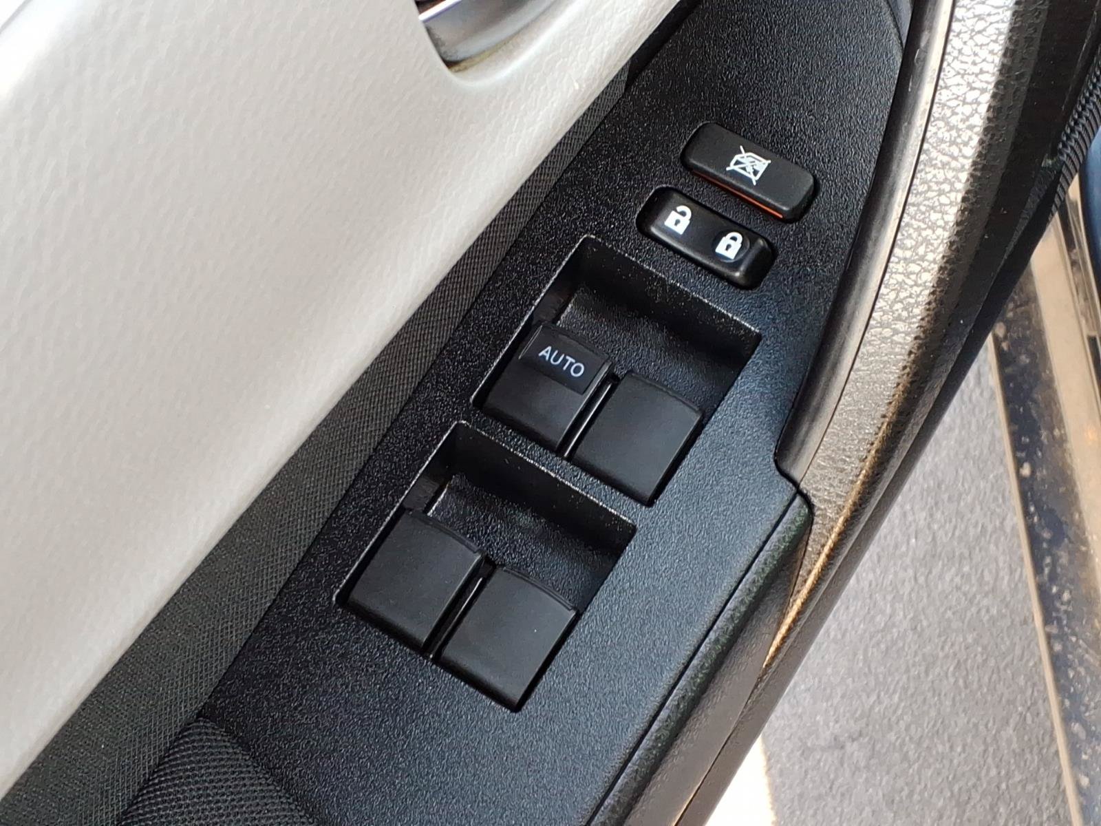 Used 2018 Toyota Corolla LE w/ Carpet Mat Package (TMS) FWD image 14