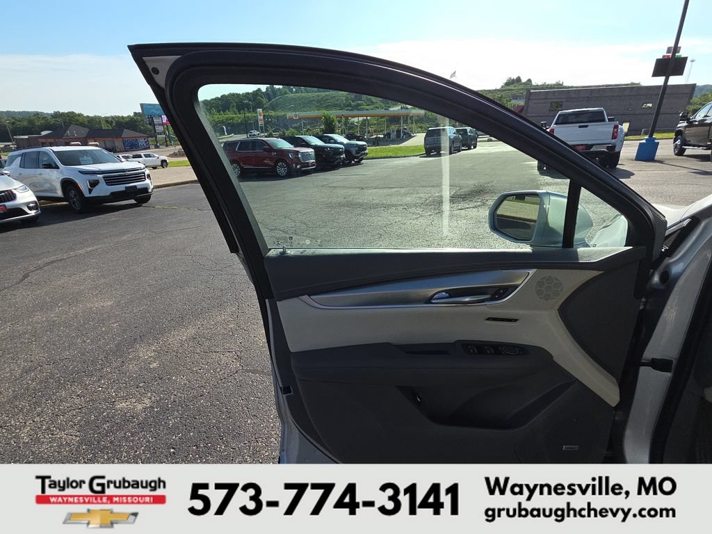 Used 2018 Cadillac XT5 Luxury w/ Driver Awareness Package FWD image 12