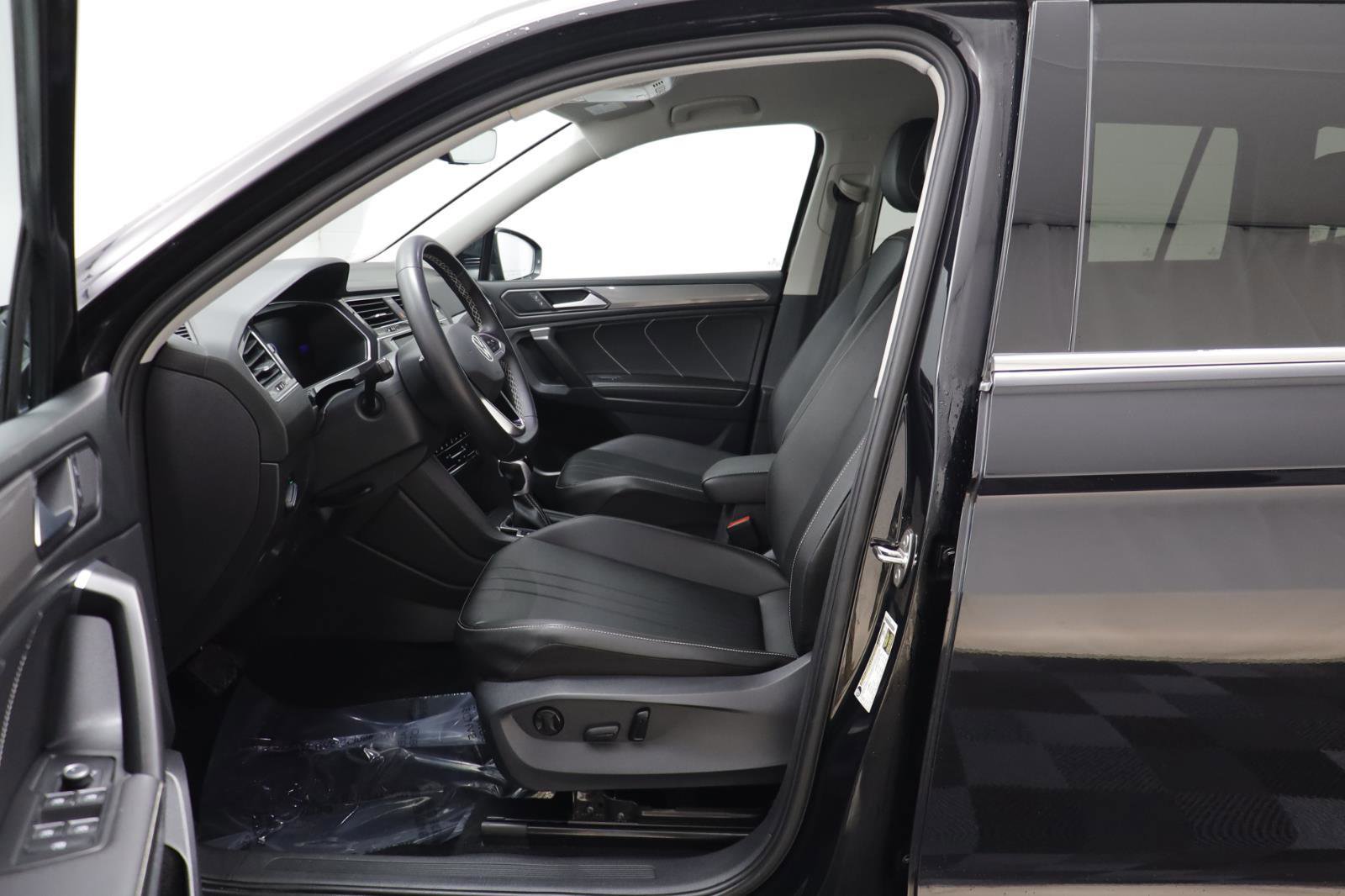 Used 2023 Volkswagen Tiguan SE image 5