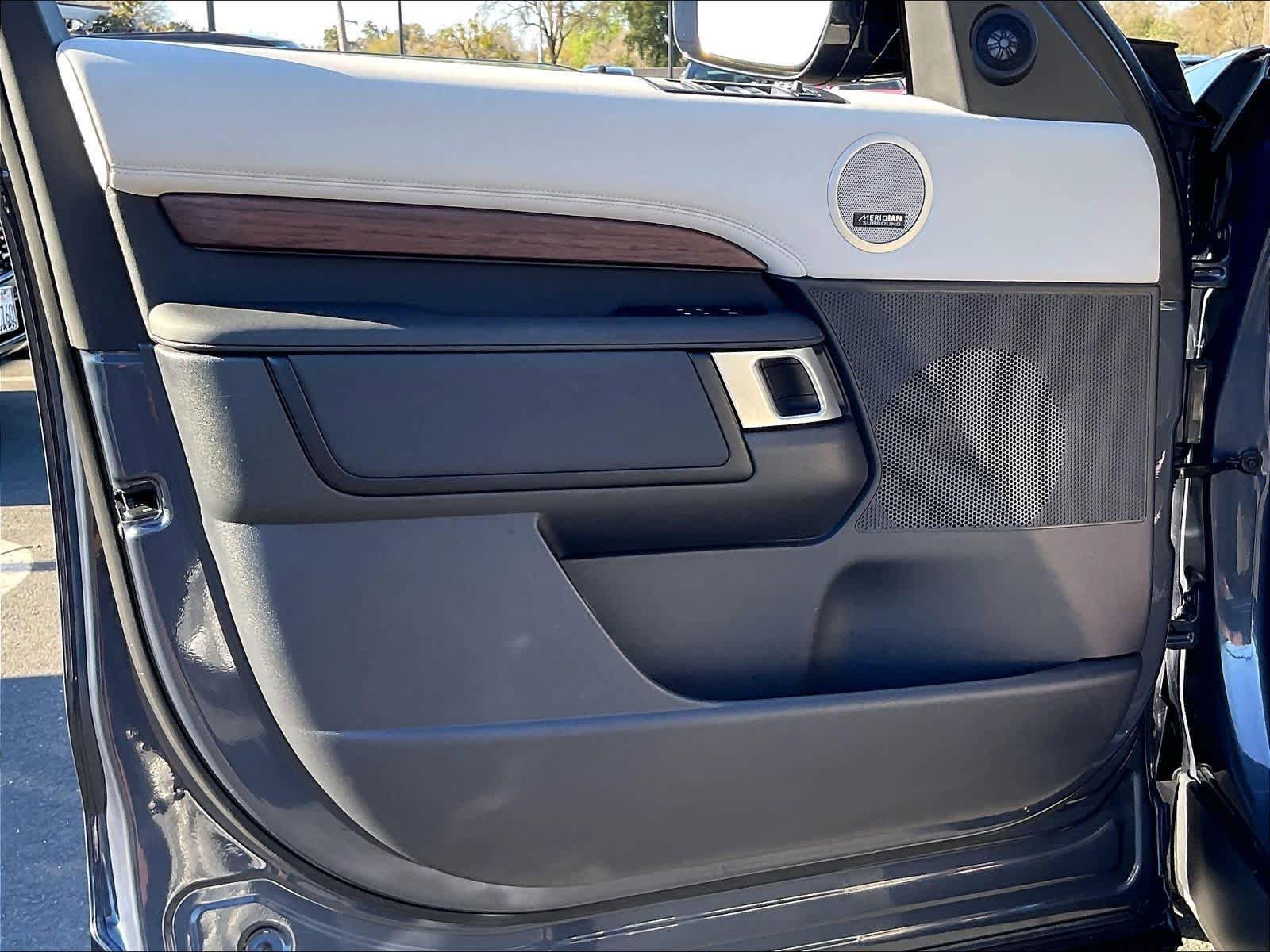 Used 2025 Land Rover Discovery S AWD/4WD image 26