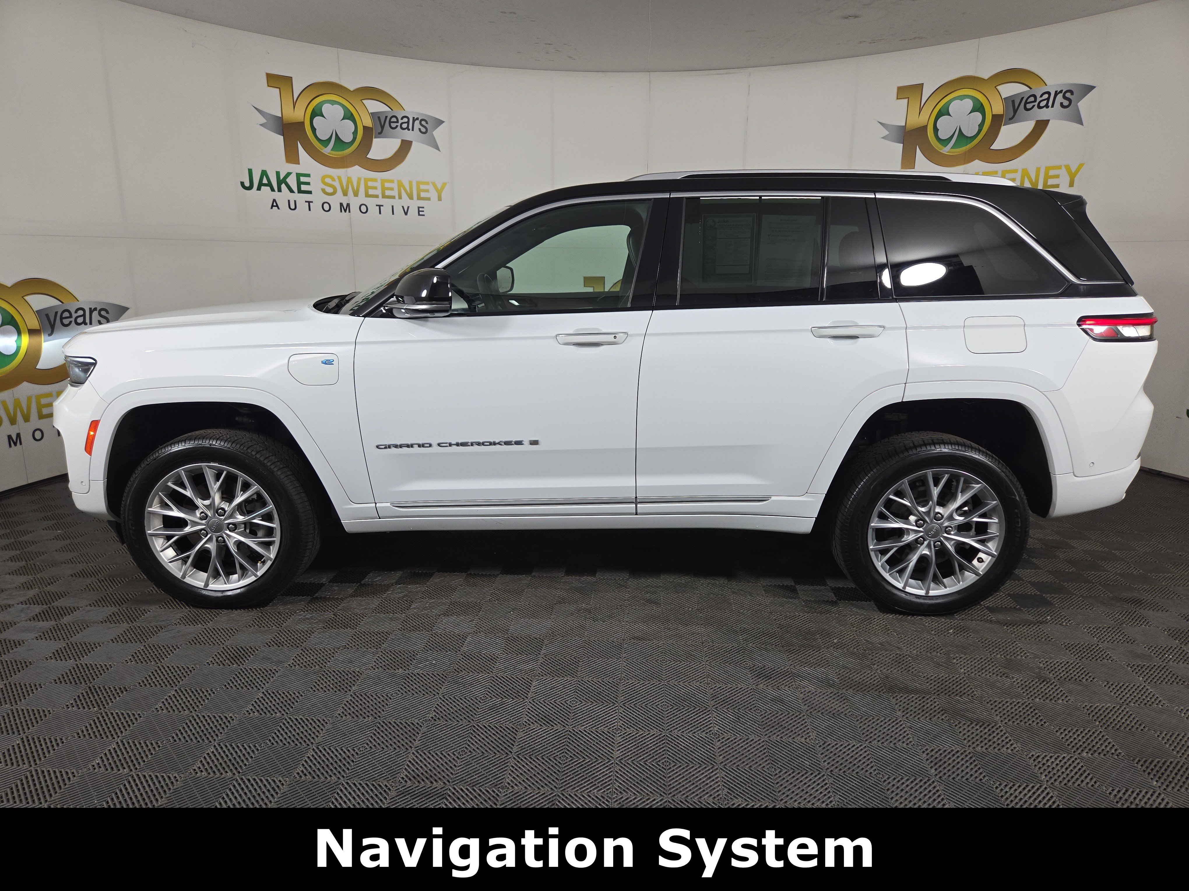 Used 2023 Jeep Grand Cherokee Summit w/ Luxury Tech Group V AWD/4WD image 4