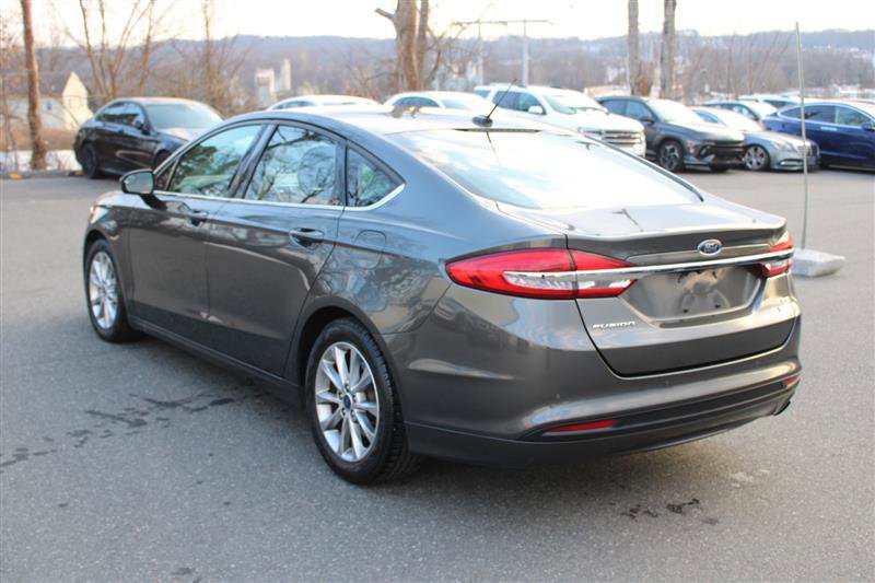 Used 2017 Ford Fusion SE w/ Fusion SE Technology Package image 4