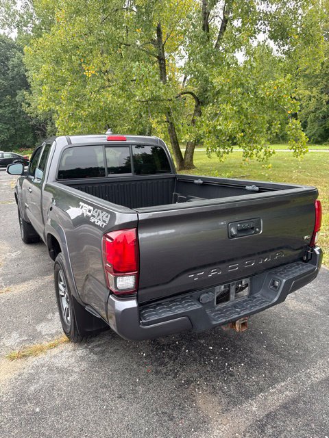 Used 2018 Toyota Tacoma TRD Sport AWD/4WD image 5