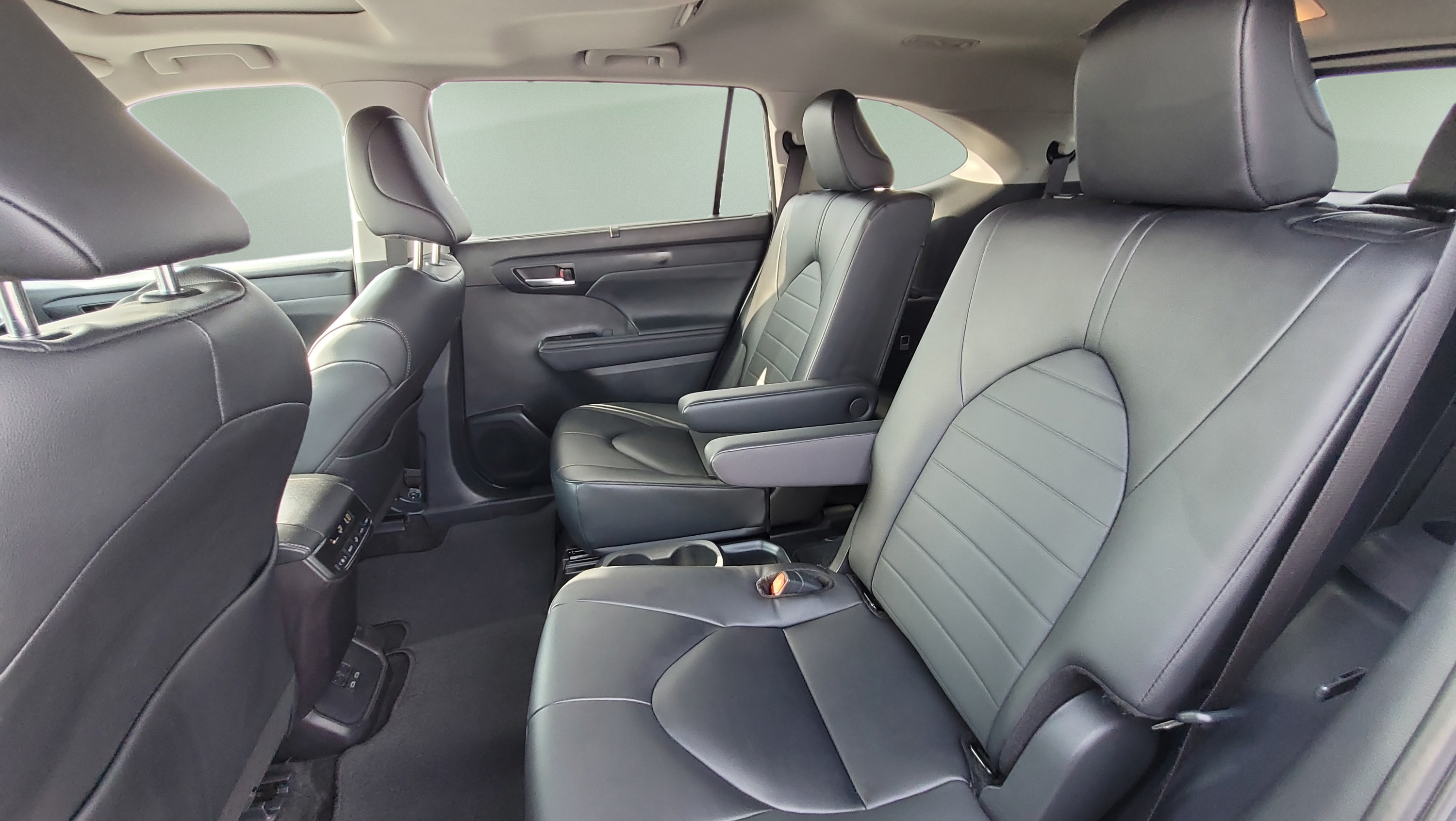 Used 2024 Toyota Highlander XLE AWD/4WD image 17
