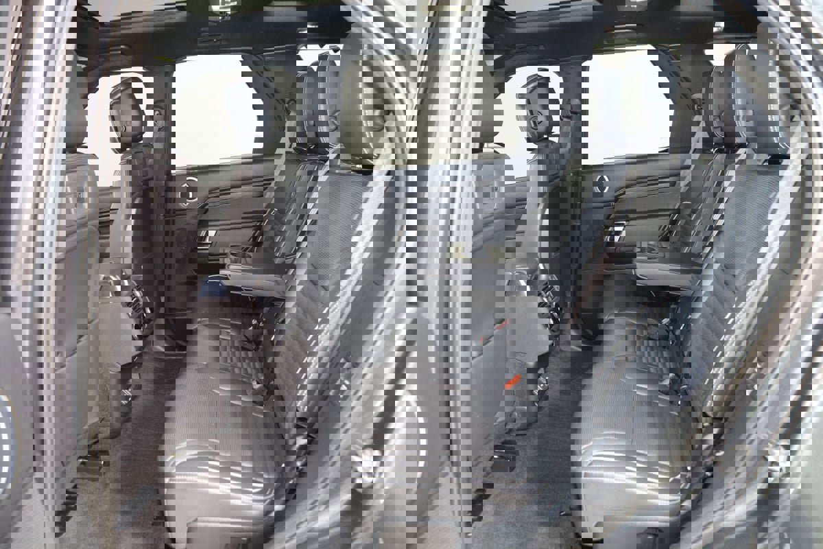 Used 2023 Land Rover Discovery Metropolitan Edition image 52