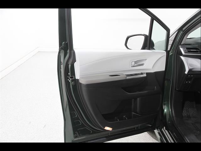 Used 2026 Toyota Sienna XLE FWD image 4