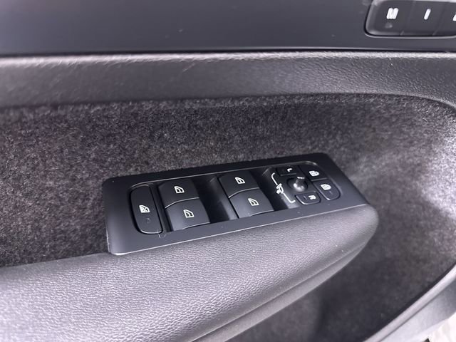 Used 2023 Volvo XC40 B5 Core image 69