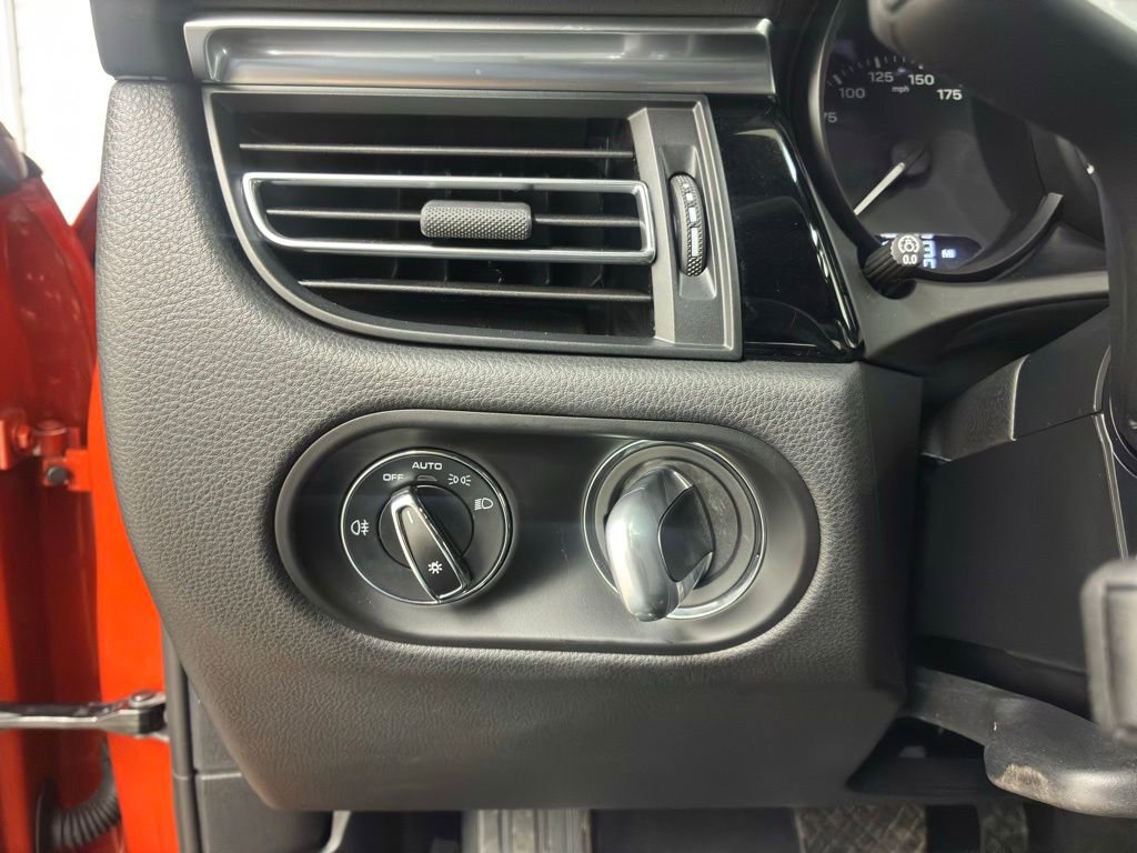 Used 2023 Porsche Macan w/ Premium Package Plus image 21