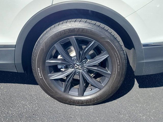 Used 2023 Volkswagen Tiguan SE w/ Panoramic Sunroof Package FWD image 33