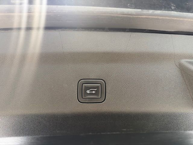Used 2023 Chevrolet Suburban Z71 w/ Luxury Package AWD/4WD image 12