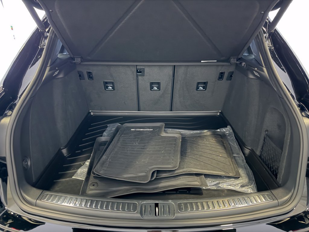 Certified 2026 Porsche Macan AWD/4WD image 29