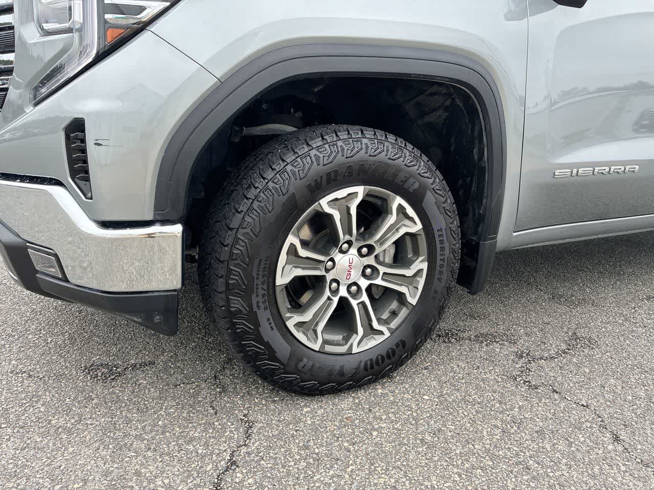 Used 2025 GMC Sierra 1500 SLT AWD/4WD image 32