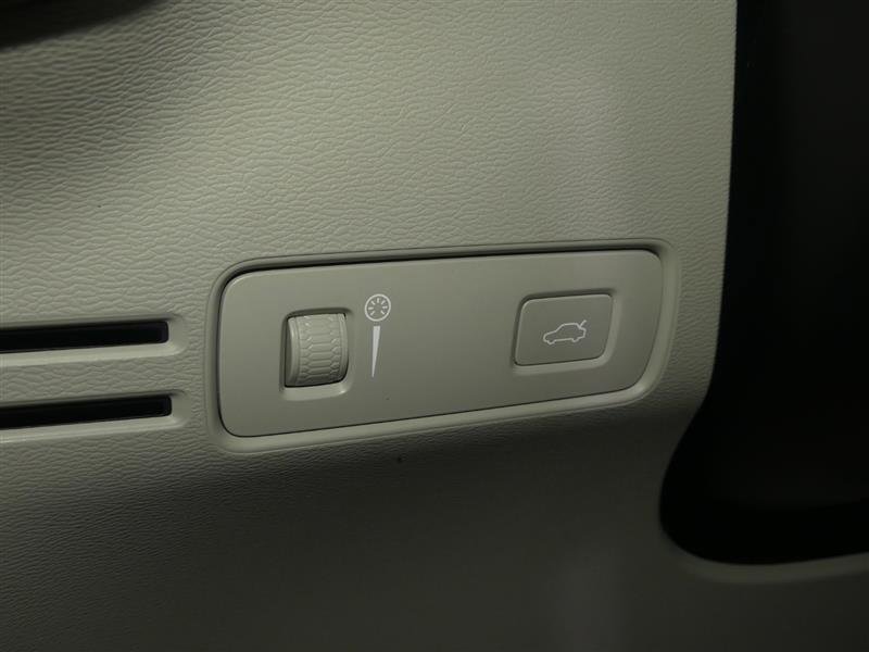 Used 2022 Volvo XC40 T5 Momentum image 30