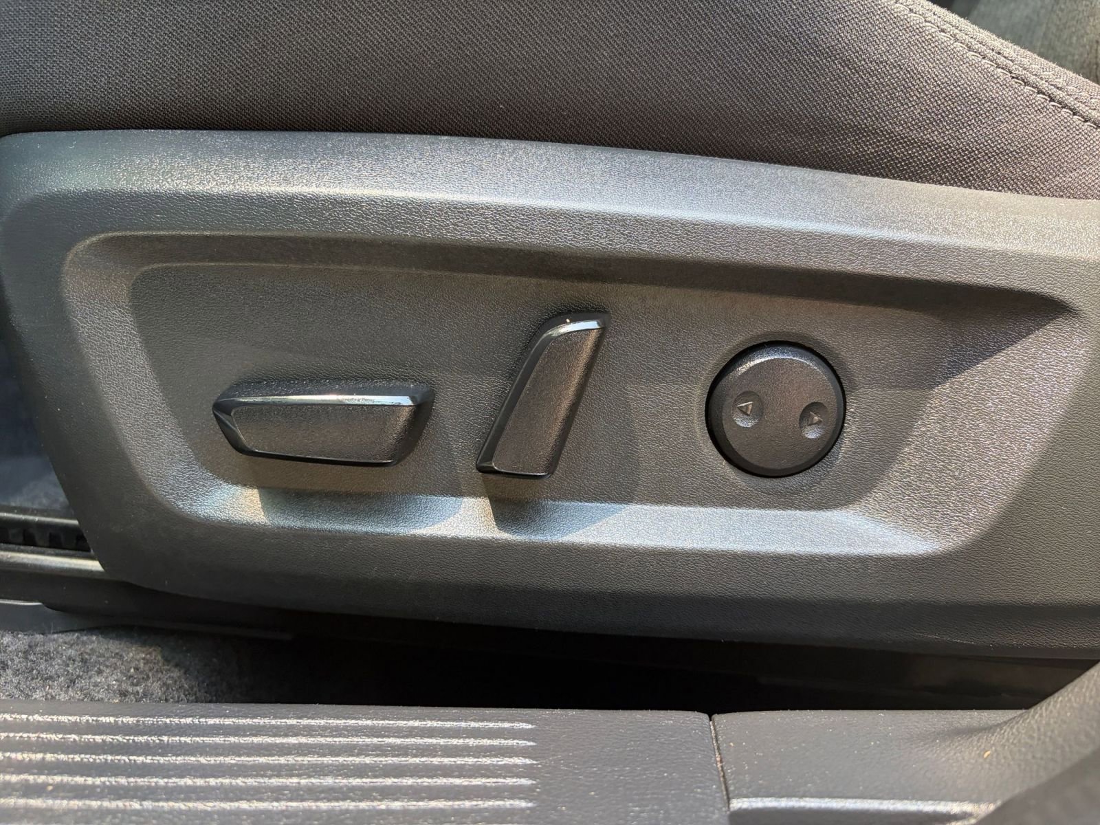 Used 2025 Nissan Rogue SV FWD image 22