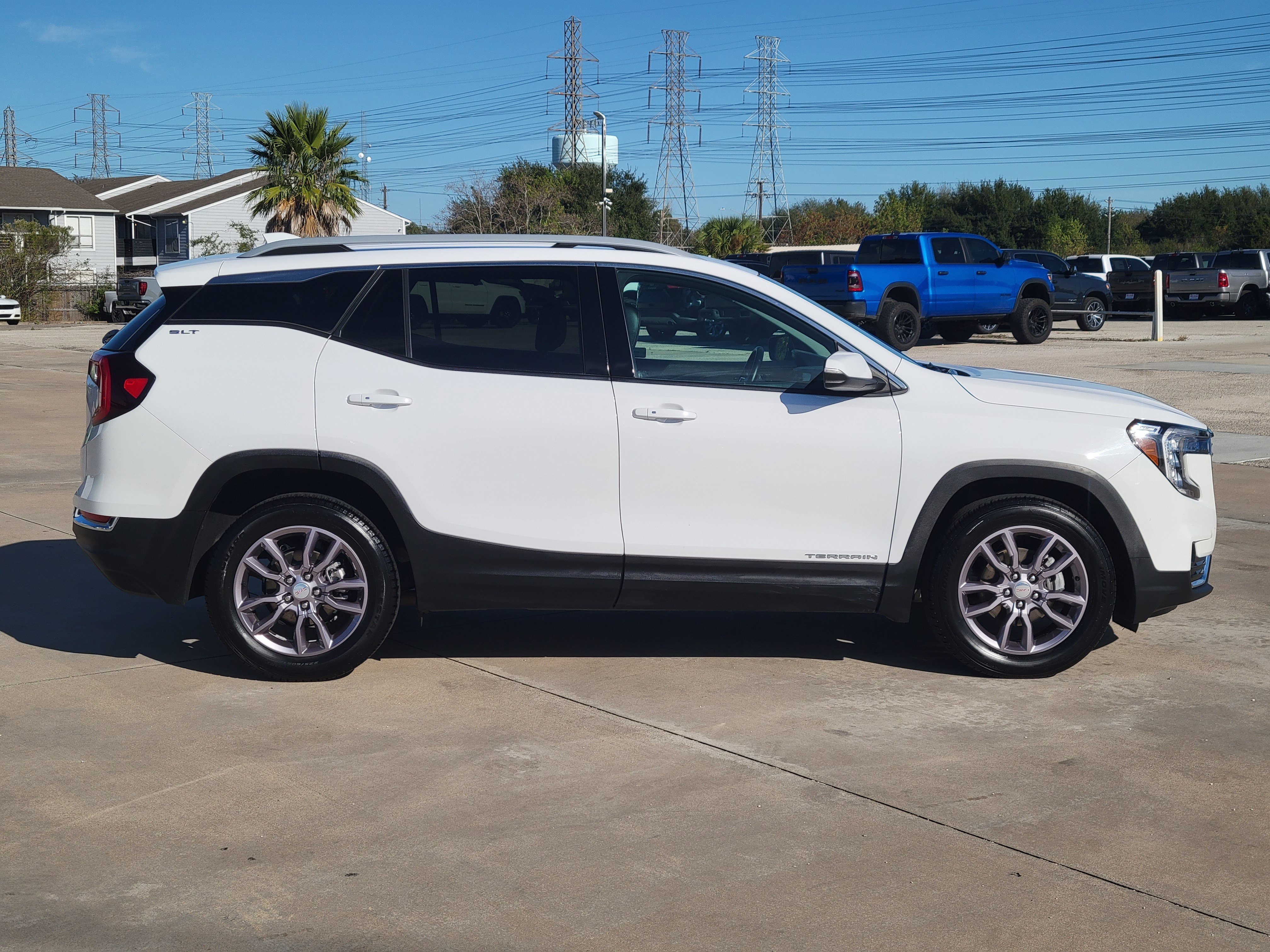 Used 2023 GMC Terrain SLT image 3
