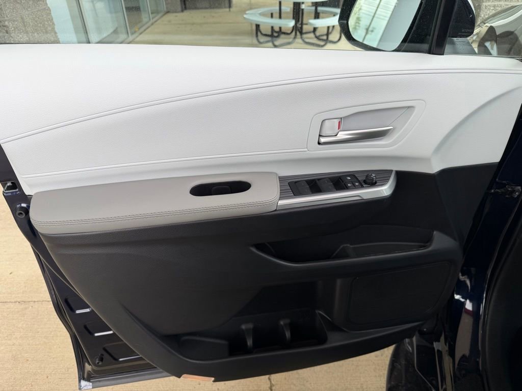 Used 2026 Toyota Sienna XLE FWD image 9