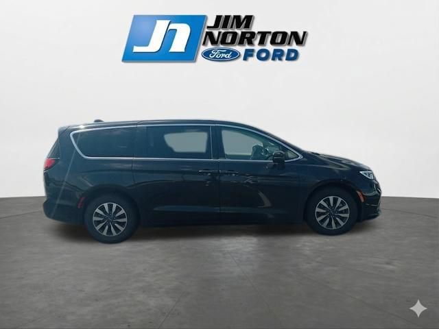 Used 2023 Chrysler Pacifica Touring-L FWD image 12
