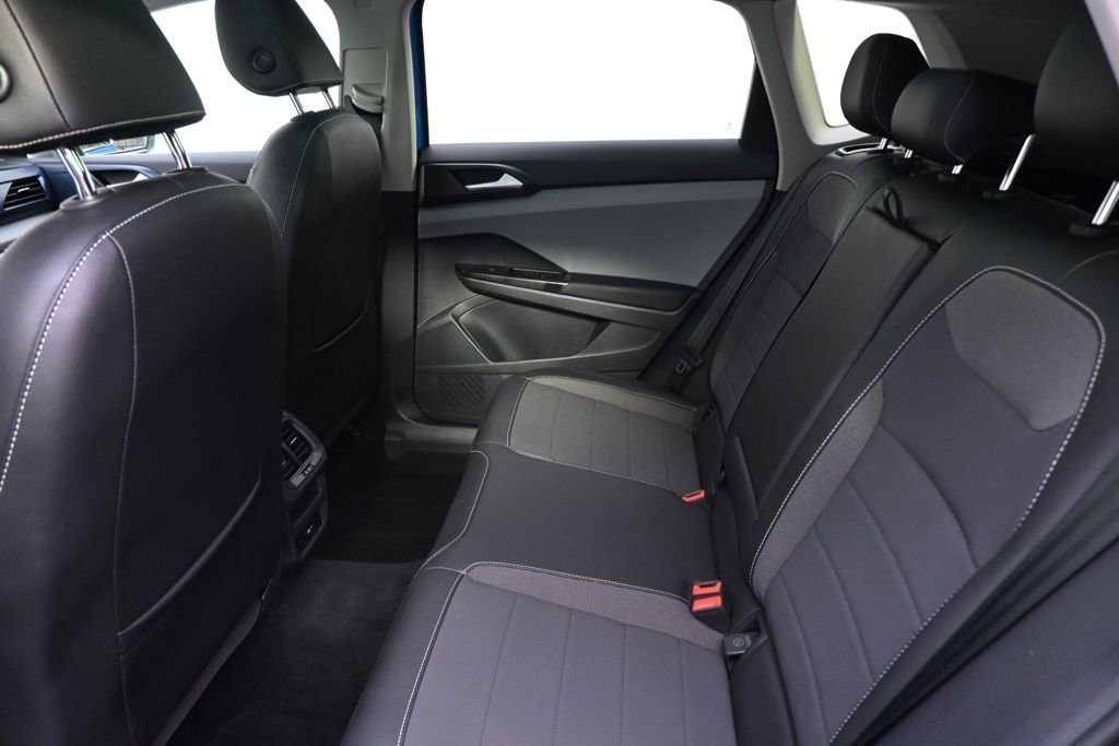 Used 2023 Volkswagen Taos SE w/ Panoramic Sunroof Package AWD/4WD image 18