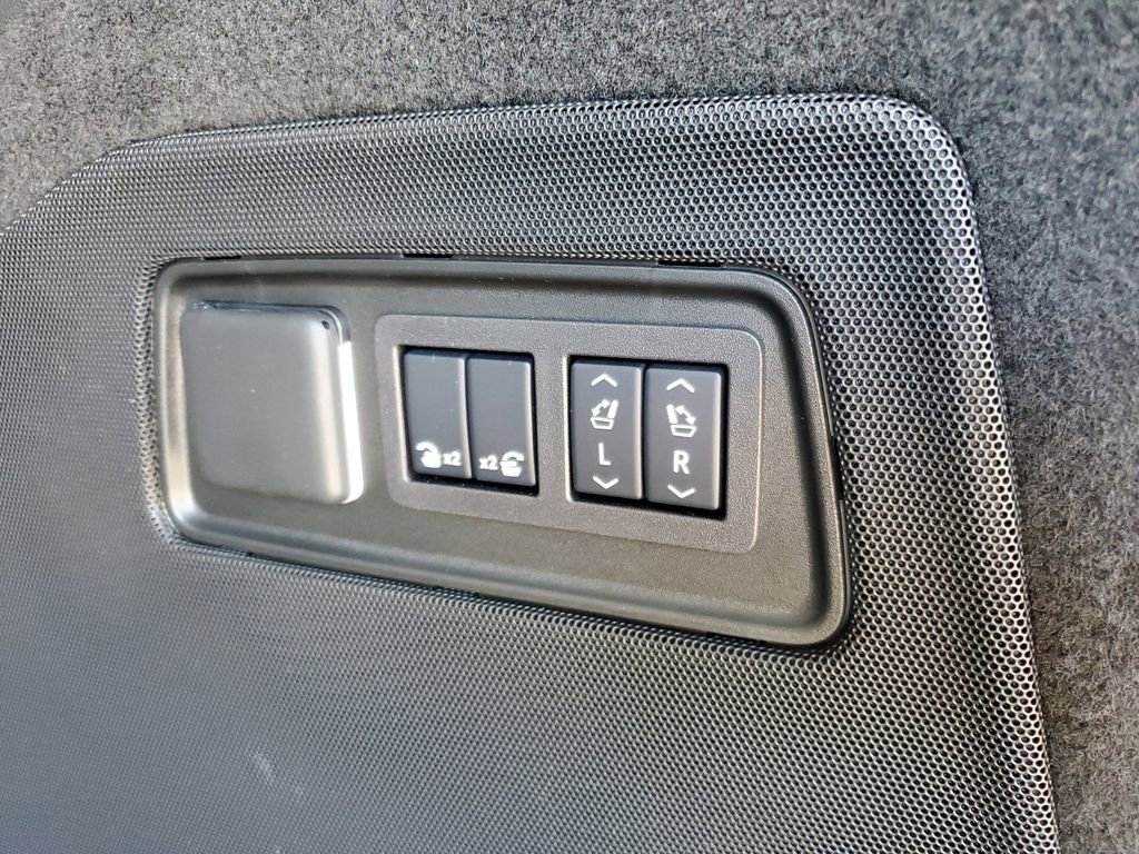 Used 2025 Cadillac Escalade Premium Luxury Platinum AWD/4WD image 31