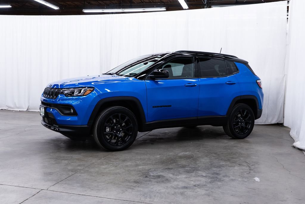Used 2023 Jeep Compass Latitude AWD/4WD image 3
