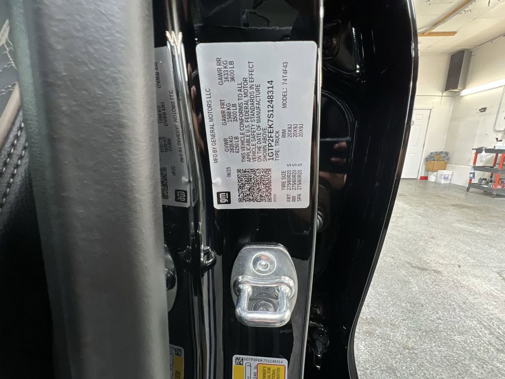 New 2025 GMC Canyon Denali w/ LPO, Denali Black Edition image 35