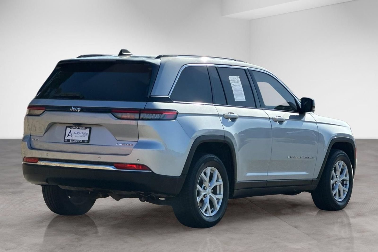 Used 2023 Jeep Grand Cherokee Limited w/ Trailer Tow Prep Group (B) AWD/4WD image 5