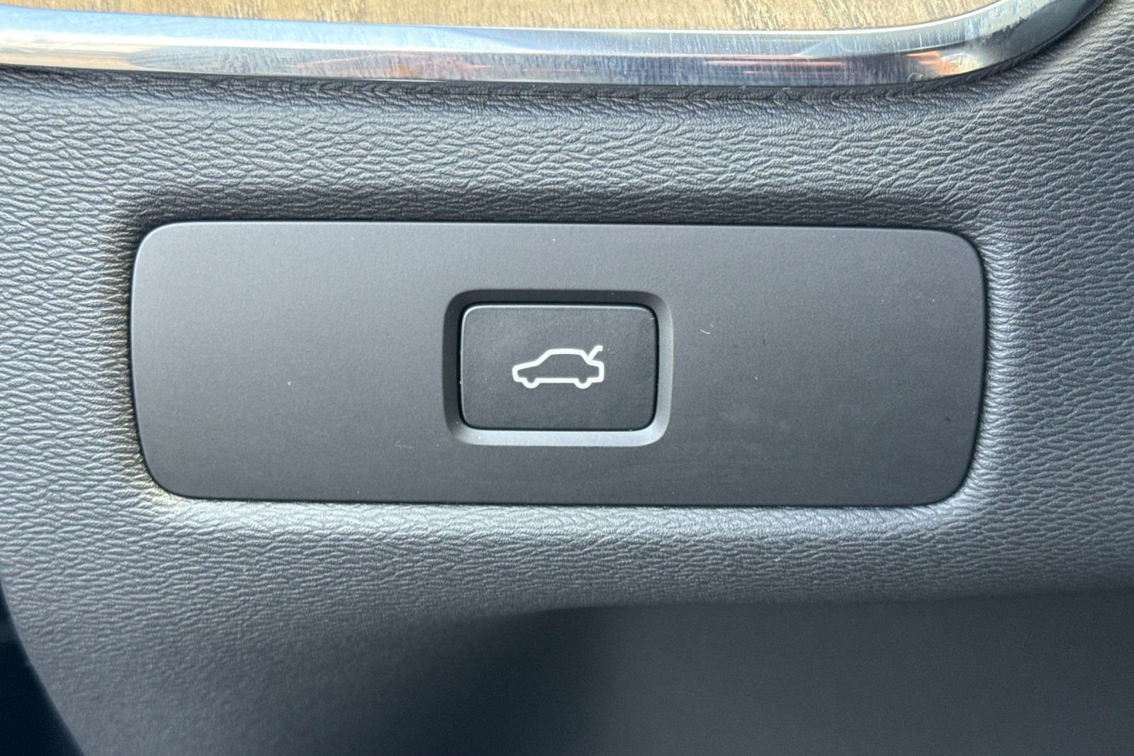 Certified 2026 Volvo XC60 B5 Plus w/ Climate Package PRO image 30