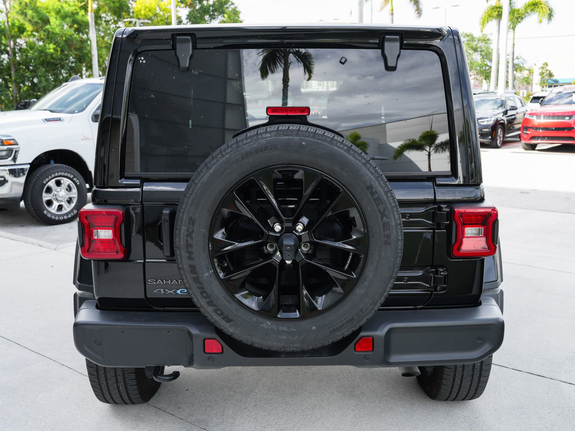 Used 2025 Jeep Wrangler Unlimited Sahara w/ Safety Group AWD/4WD image 9