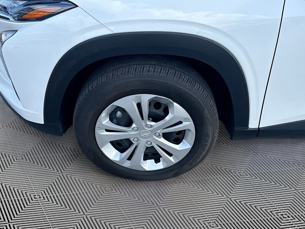 Used 2025 Chevrolet Trax LS image 28