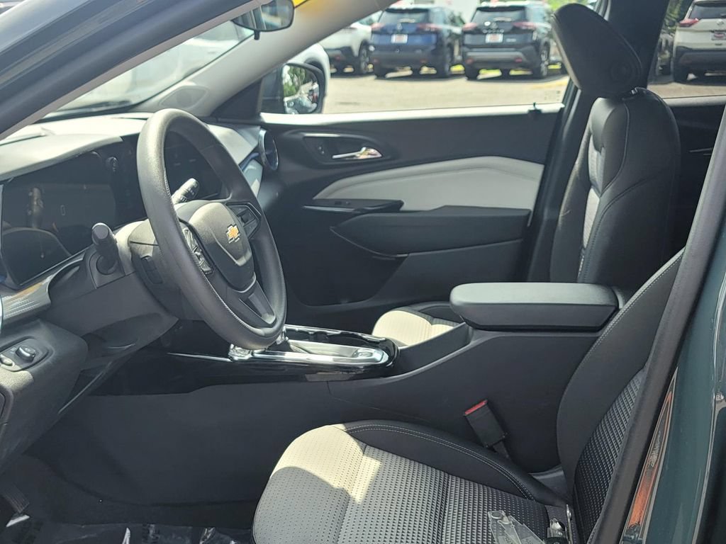 Used 2025 Chevrolet Trax LT FWD image 16