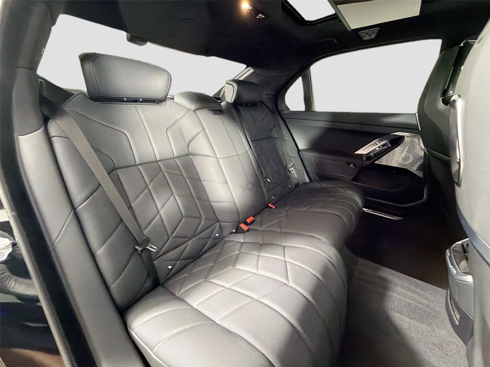 New 2026 BMW i7 xDrive60 AWD/4WD image 28