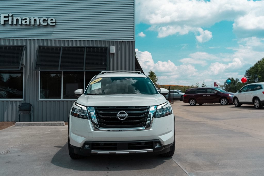 Used 2022 Nissan Pathfinder SL AWD/4WD image 2