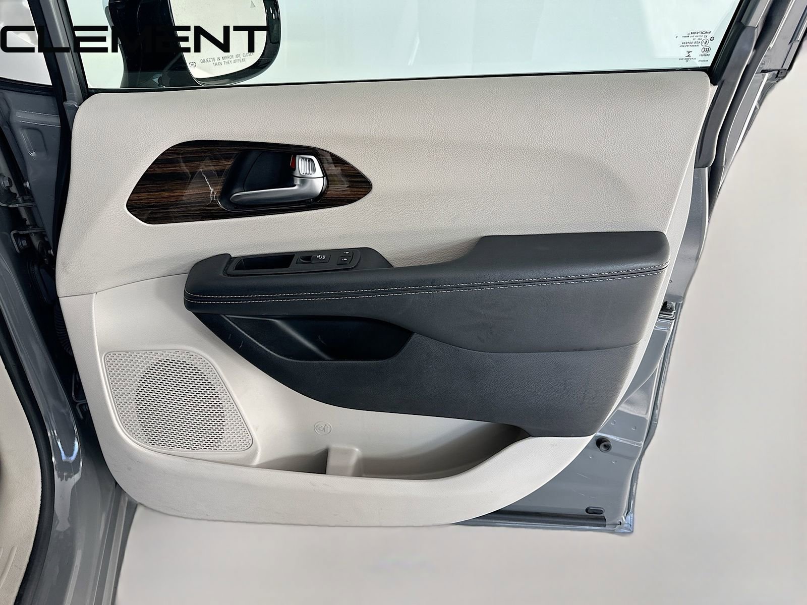 Used 2023 Chrysler Pacifica Limited image 37