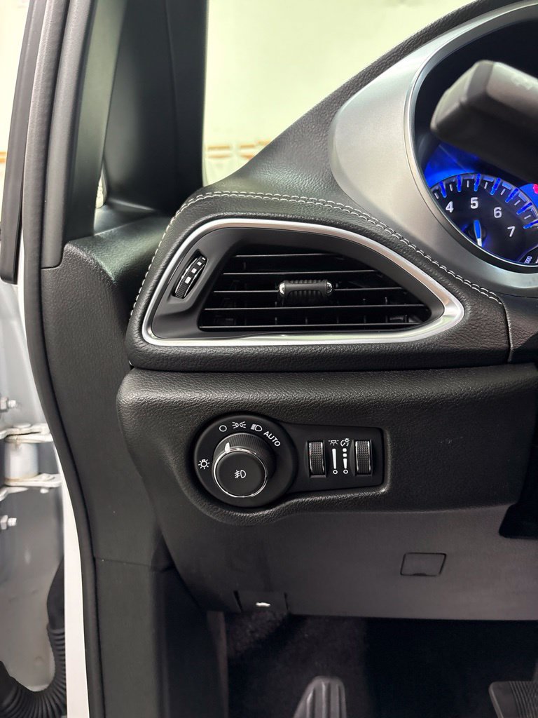 Used 2025 Chrysler Pacifica Limited FWD image 10