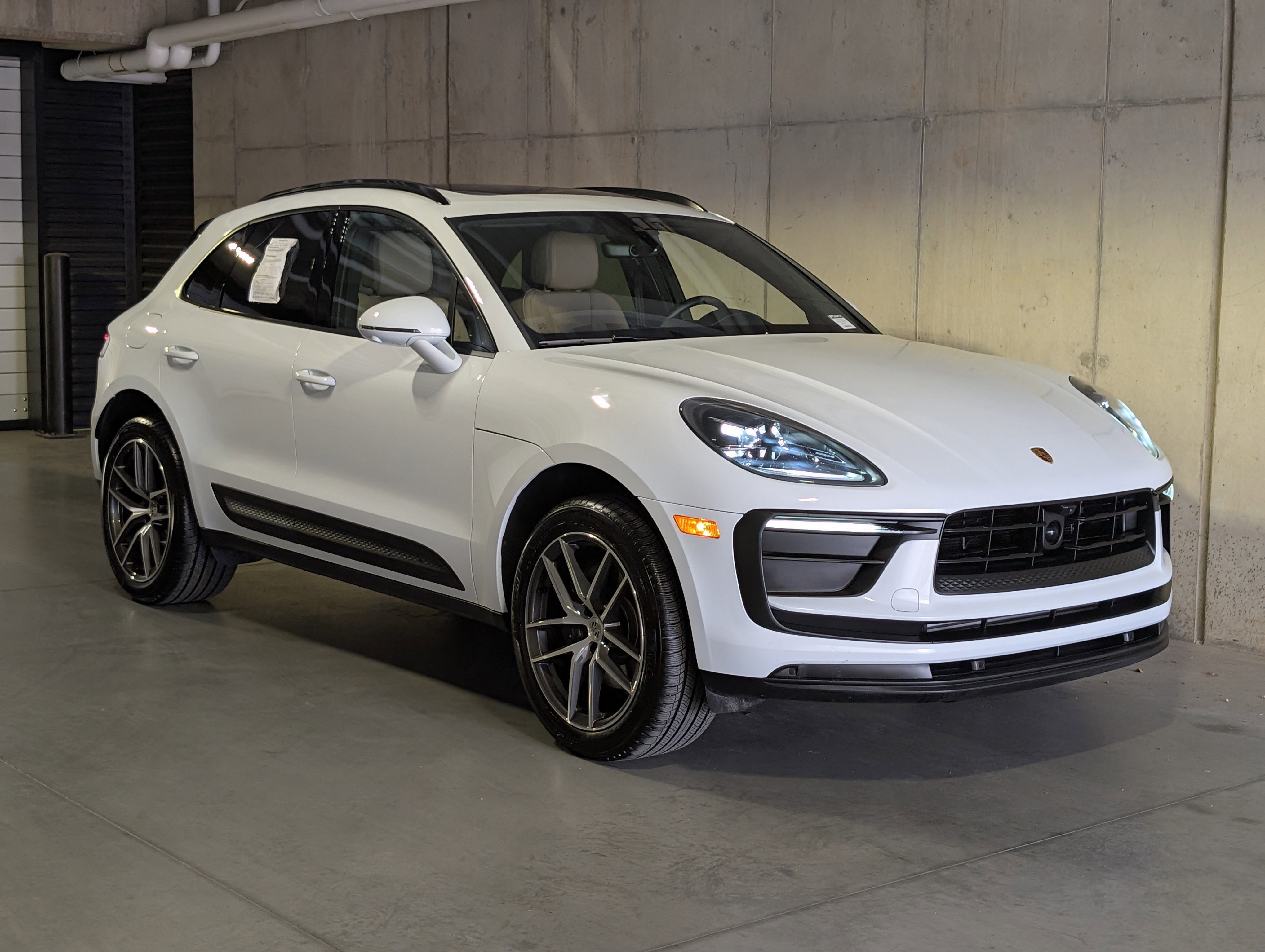 Certified 2025 Porsche Macan image 10