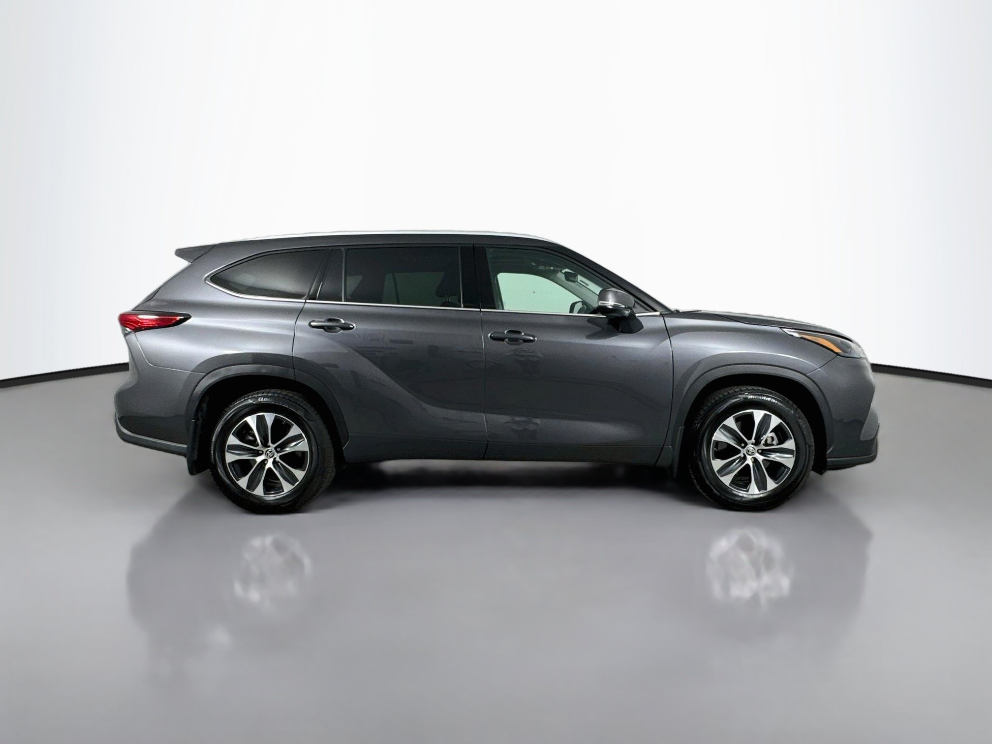 Used 2022 Toyota Highlander XLE AWD/4WD image 8