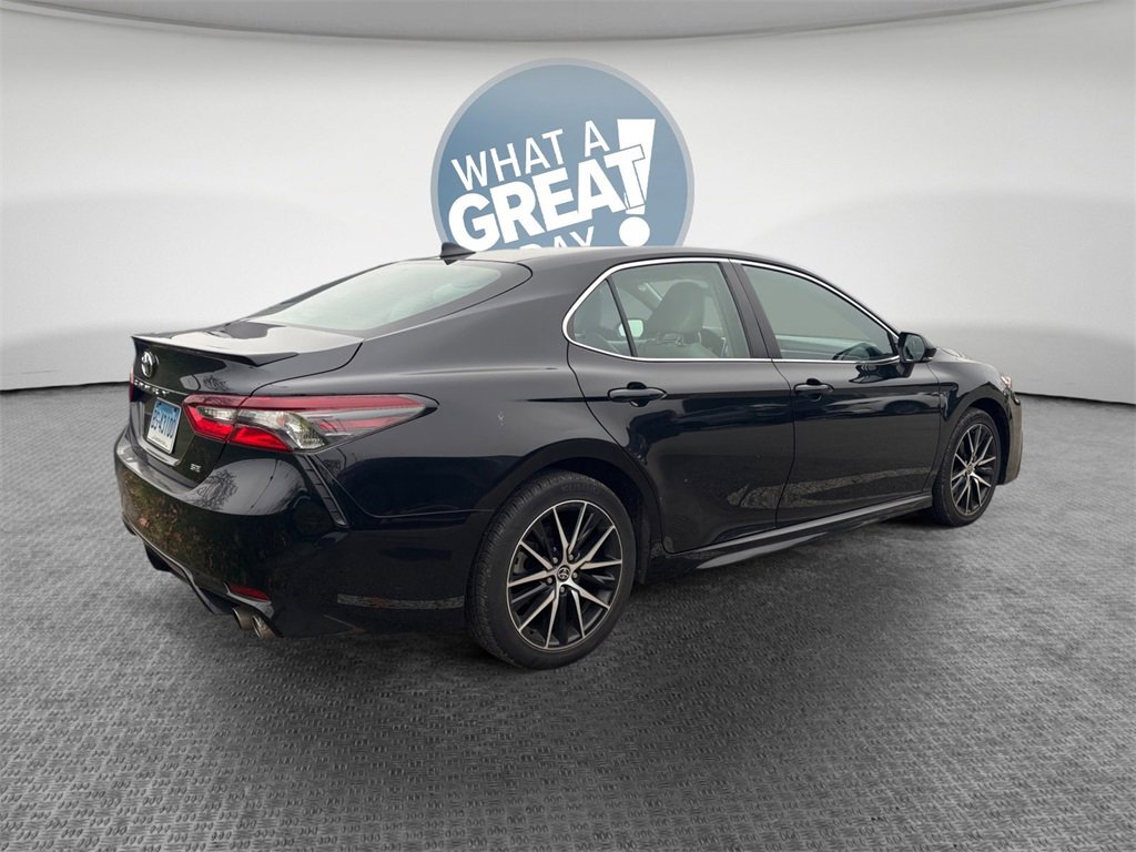 Used 2022 Toyota Camry SE image 3