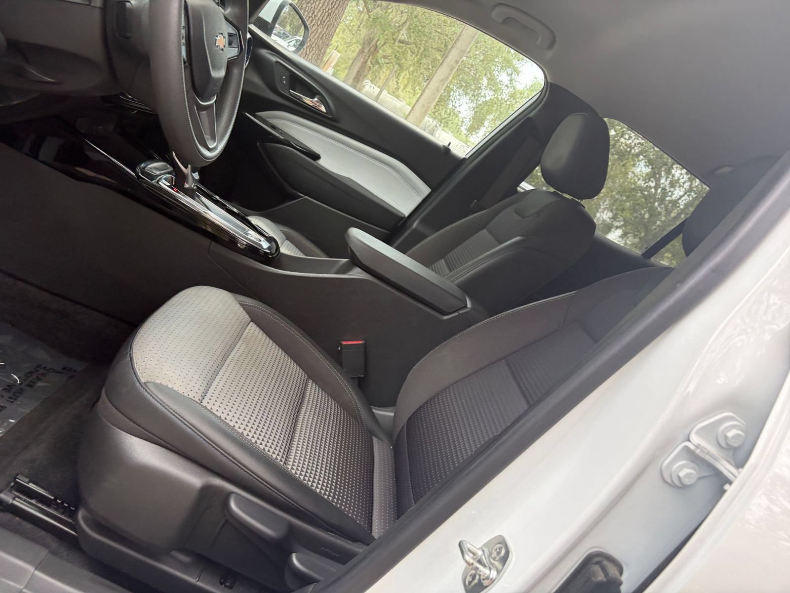 Used 2025 Chevrolet Trax LT FWD image 35