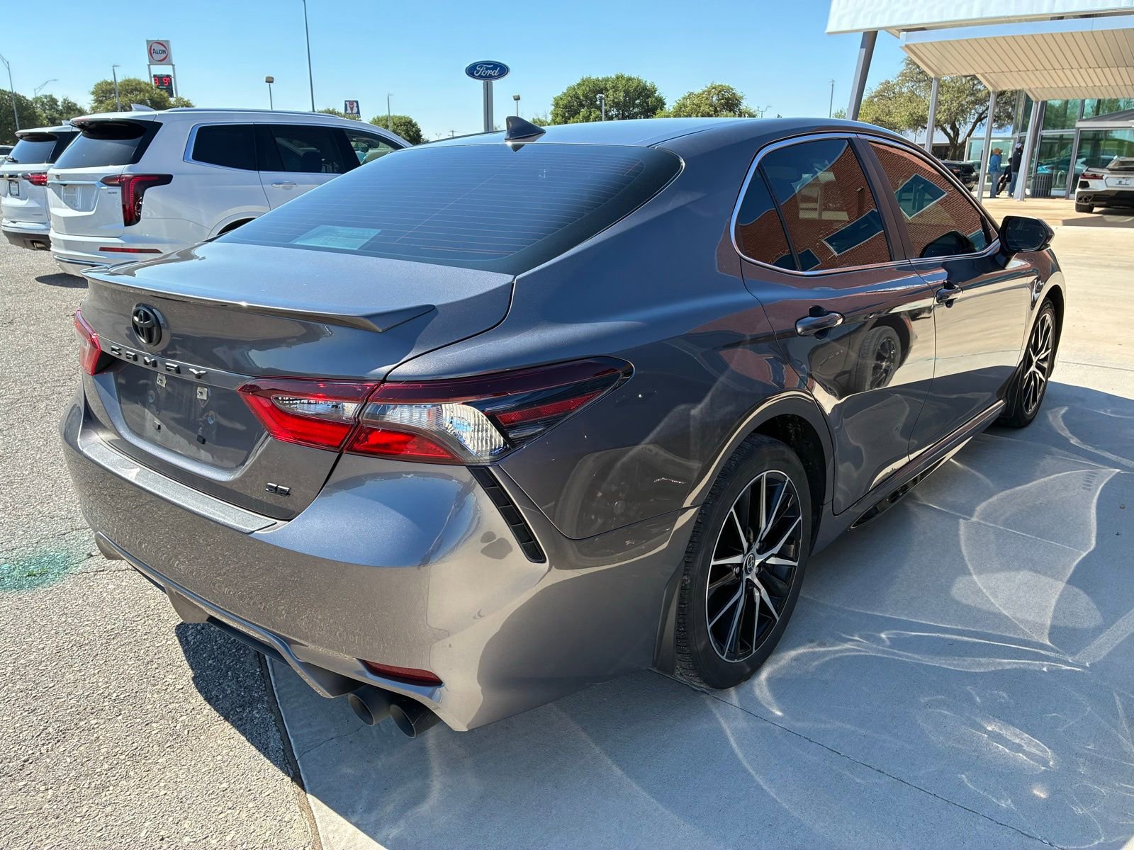 Used 2022 Toyota Camry SE w/ Convenience Package FWD image 9