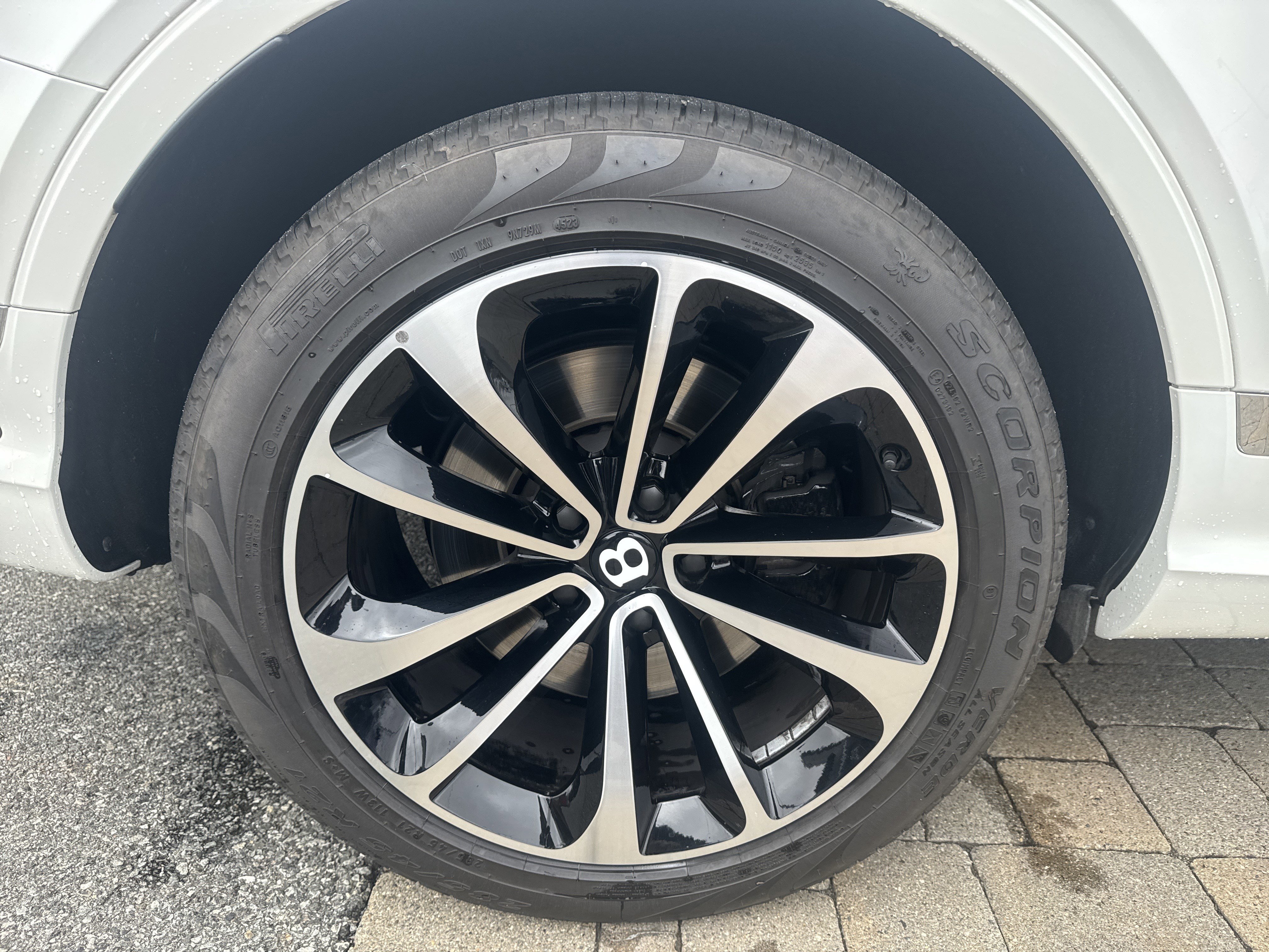 Used 2024 Bentley Bentayga Extended Wheelbase image 32
