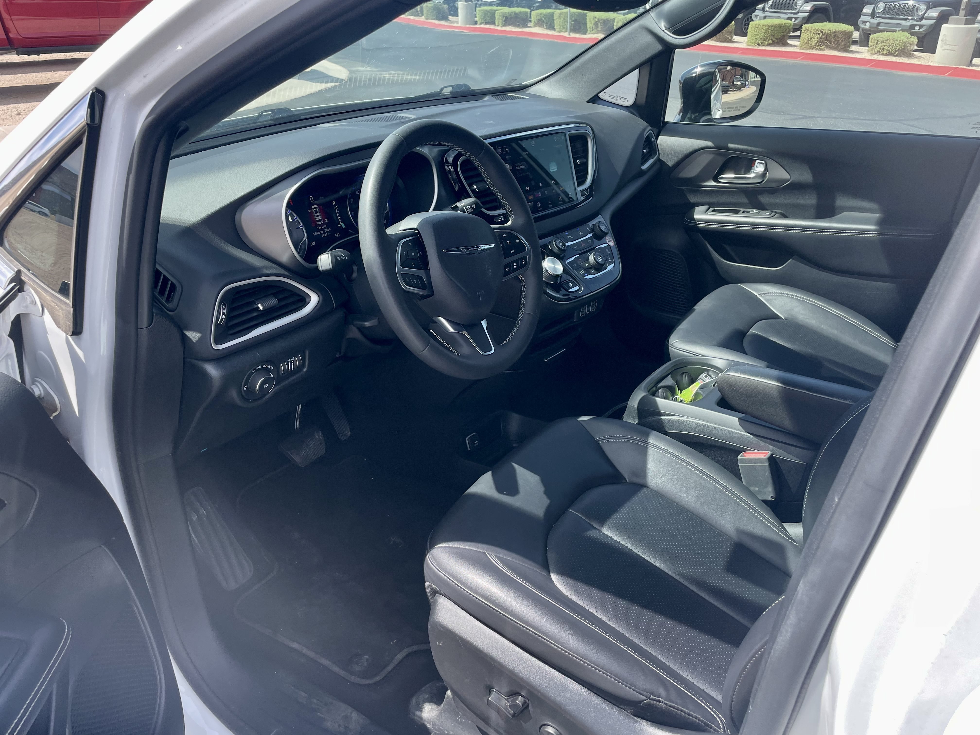 Used 2025 Chrysler Pacifica Select FWD image 9