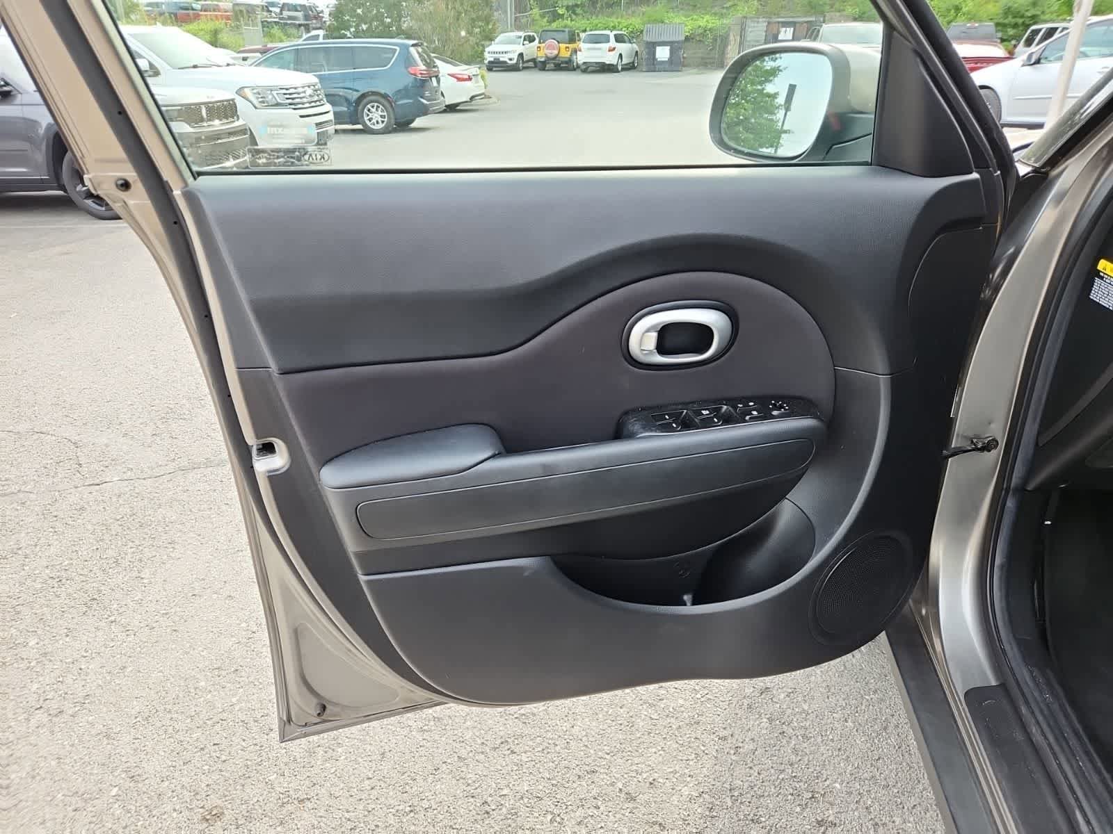 Used 2015 Kia Soul FWD image 16