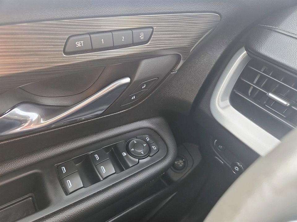 Used 2024 GMC Terrain SLT image 28