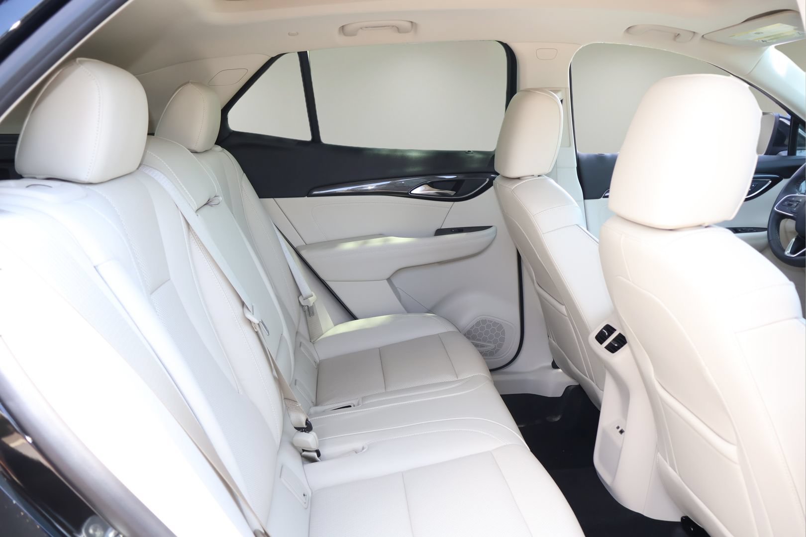 Used 2021 Buick Envision Essence FWD image 16