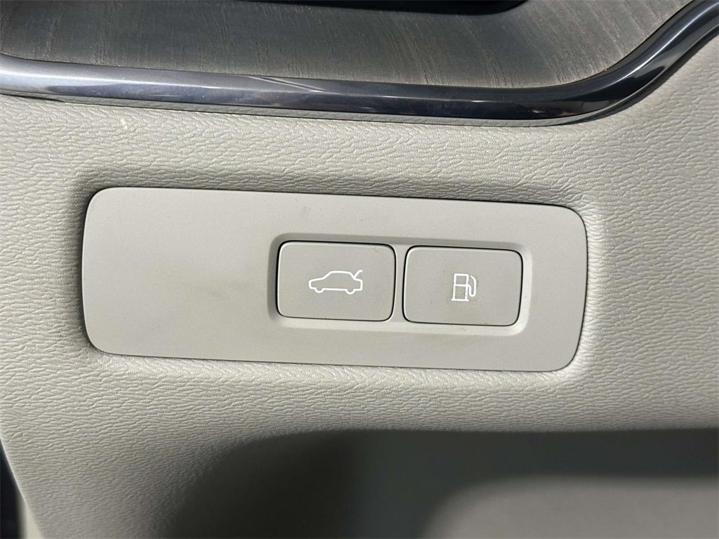 Used 2024 Volvo XC60 T8 Plus w/ Protection Package Premier image 17
