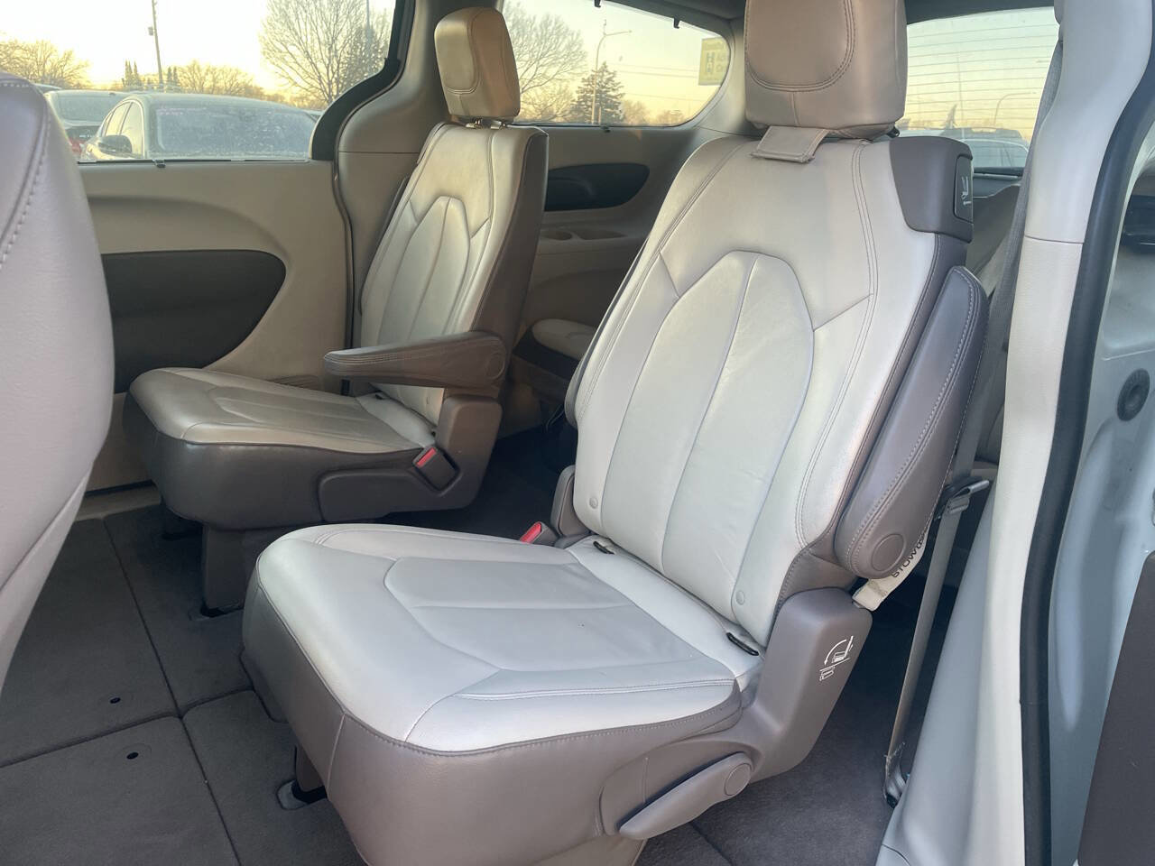 Used 2017 Chrysler Pacifica Touring-L w/ Tire & Wheel Group image 13