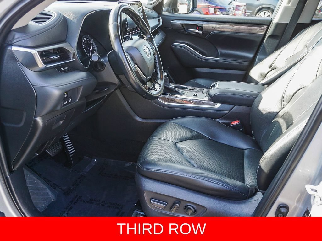 Used 2021 Toyota Highlander Limited FWD image 17