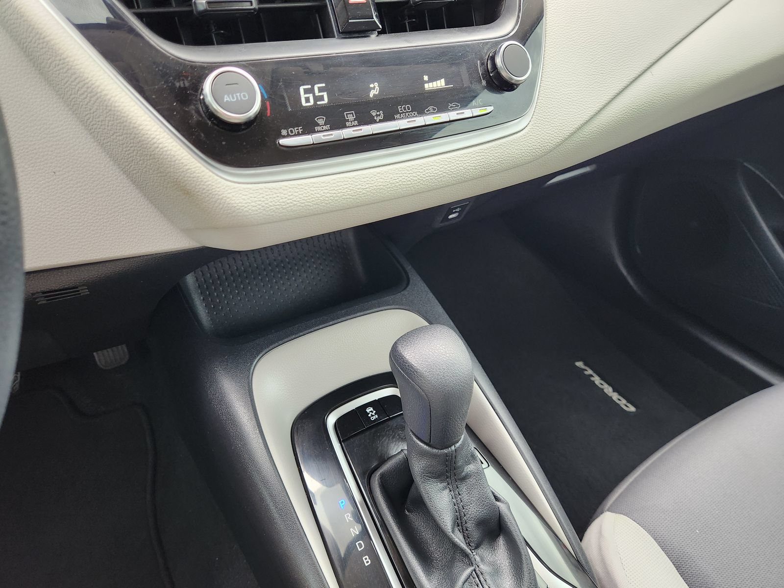 Used 2025 Toyota Corolla LE FWD image 24