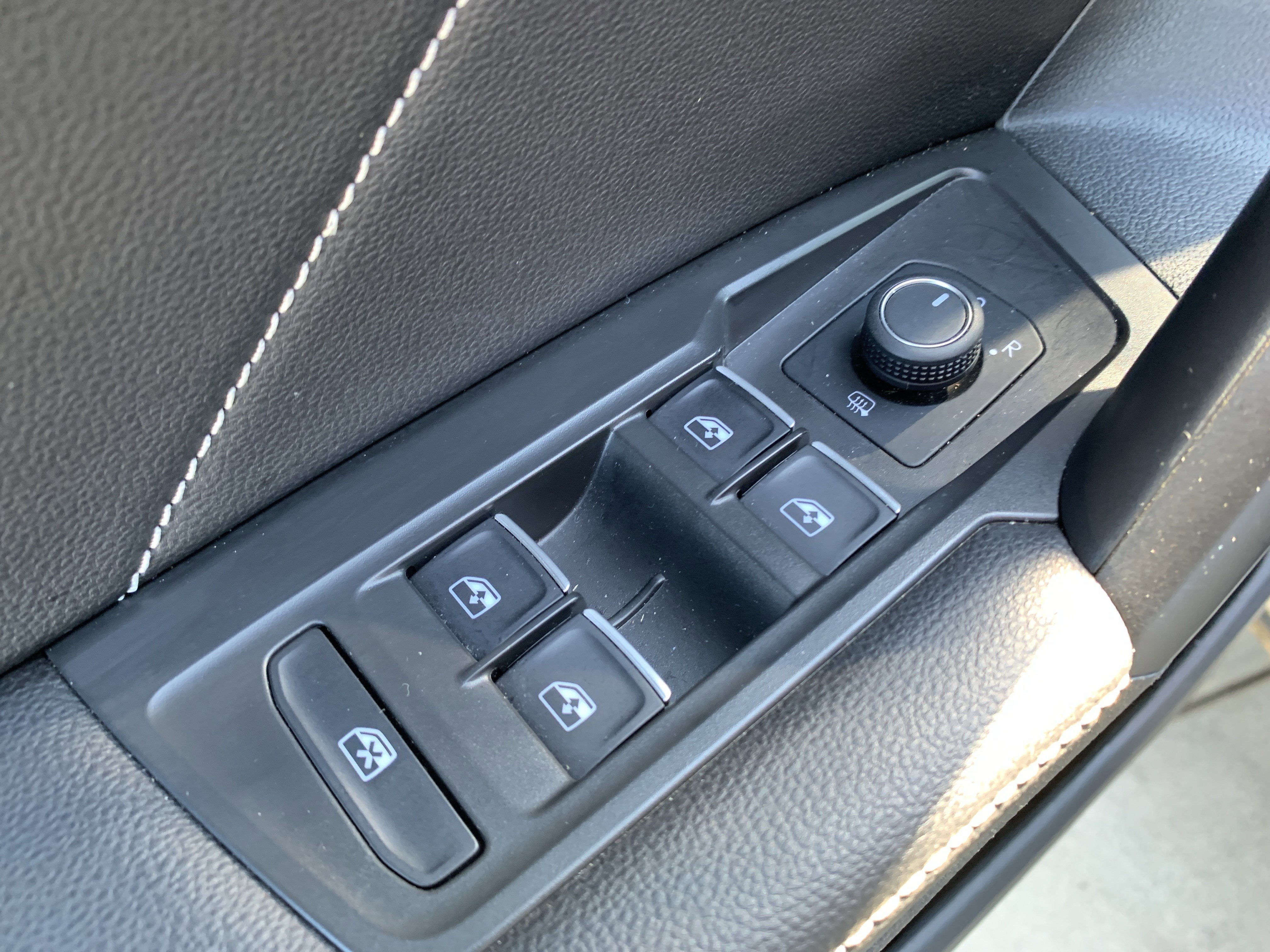 Used 2022 Volkswagen Tiguan SE R-Line image 15