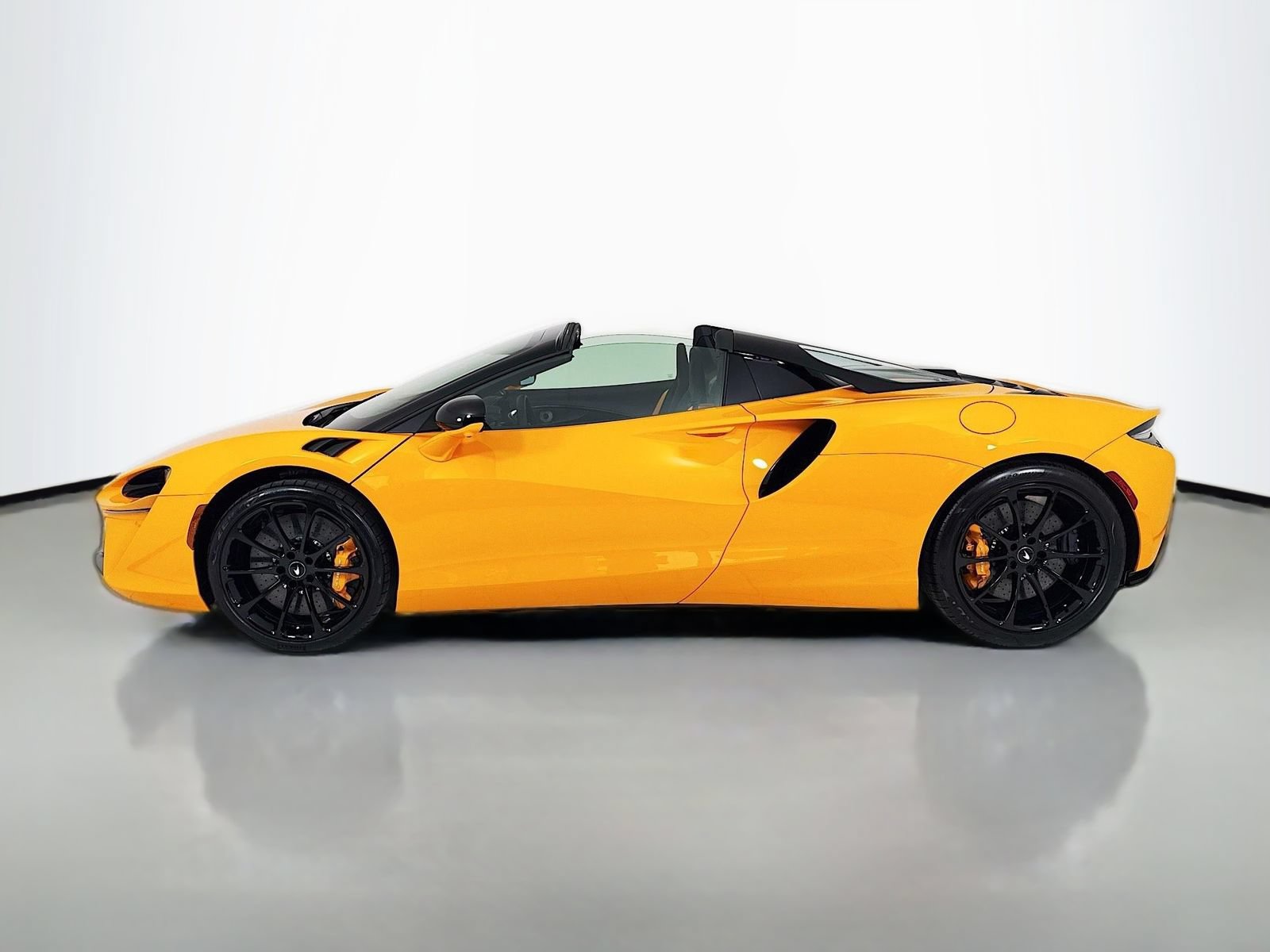 Used 2025 McLaren Artura Spider RWD image 4